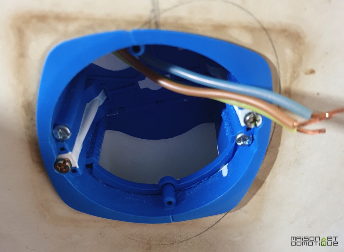 Installer une boite encastrement domotique pour micromodule - Blog123elec
